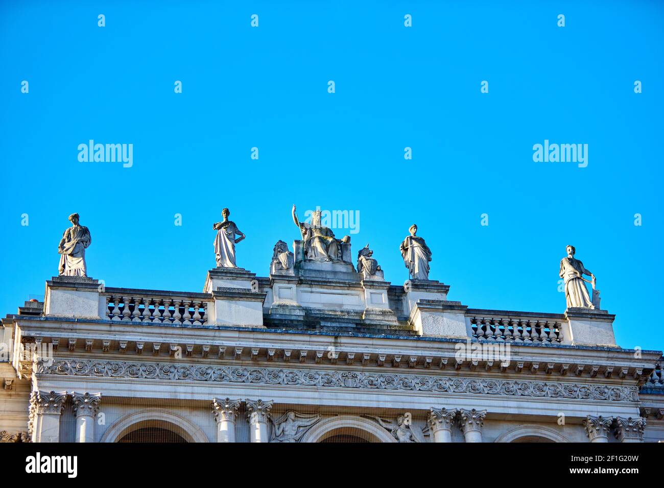 Statues de Britannia et de ses compagnons par Henry Hugh Armstead et J. Birnie Philip sur la façade supérieure du Bureau des Affaires étrangères et du Commonwealth surplombant Whitehall. Banque D'Images