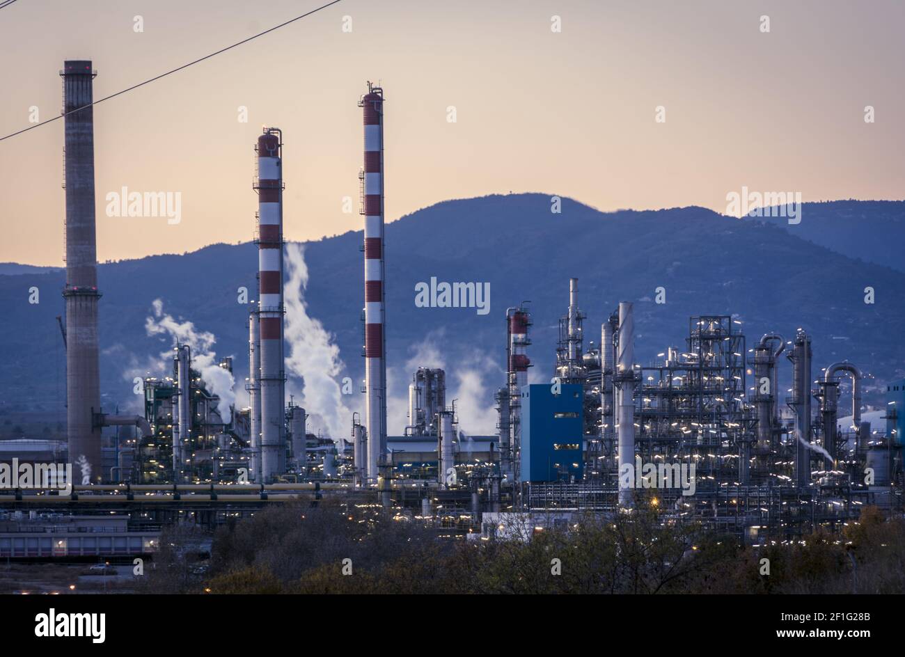 La cheminée d'usine - raffinerie de pétrole - usine pétrochimique Banque D'Images