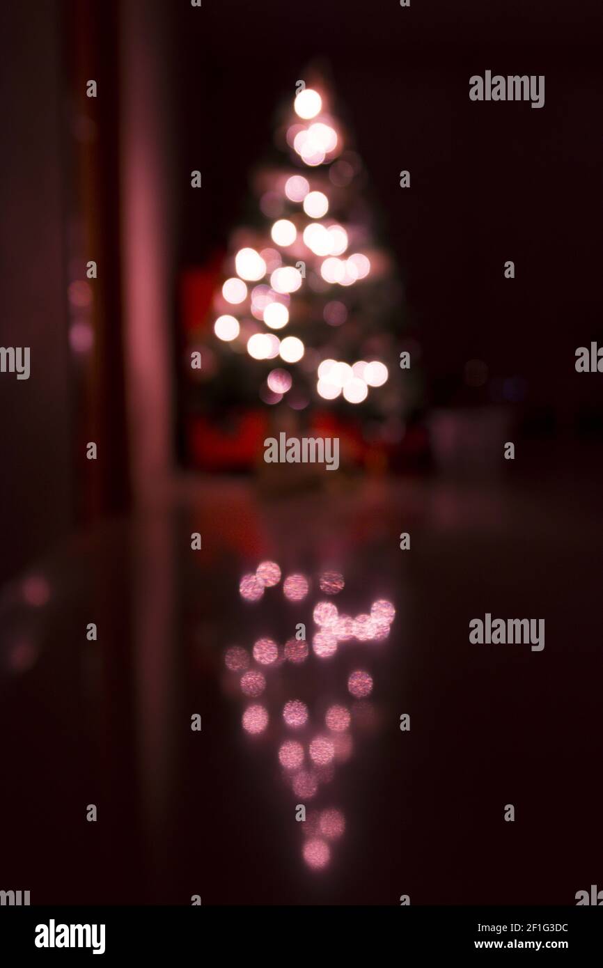 Arrière-plan de noël abstrait avec lumières diffused lumières isolées sur noir Banque D'Images