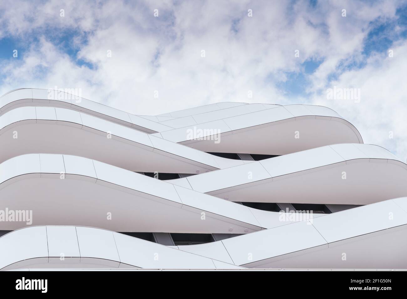 Architecture moderne d'un bâtiment avec des courbes et des lignes droites. Design futuriste minimaliste. Banque D'Images