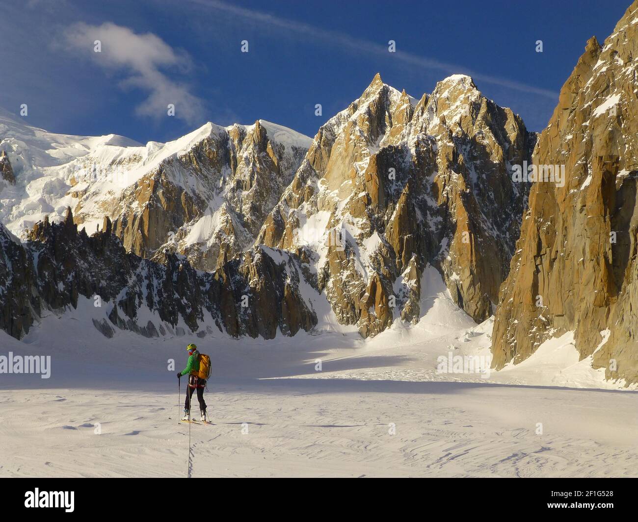 Mont blanc mit seinen imposanten Voripfeln Mont Maudit und Tacul. BEI einer Skitour auf dem Glacie du géant. Banque D'Images