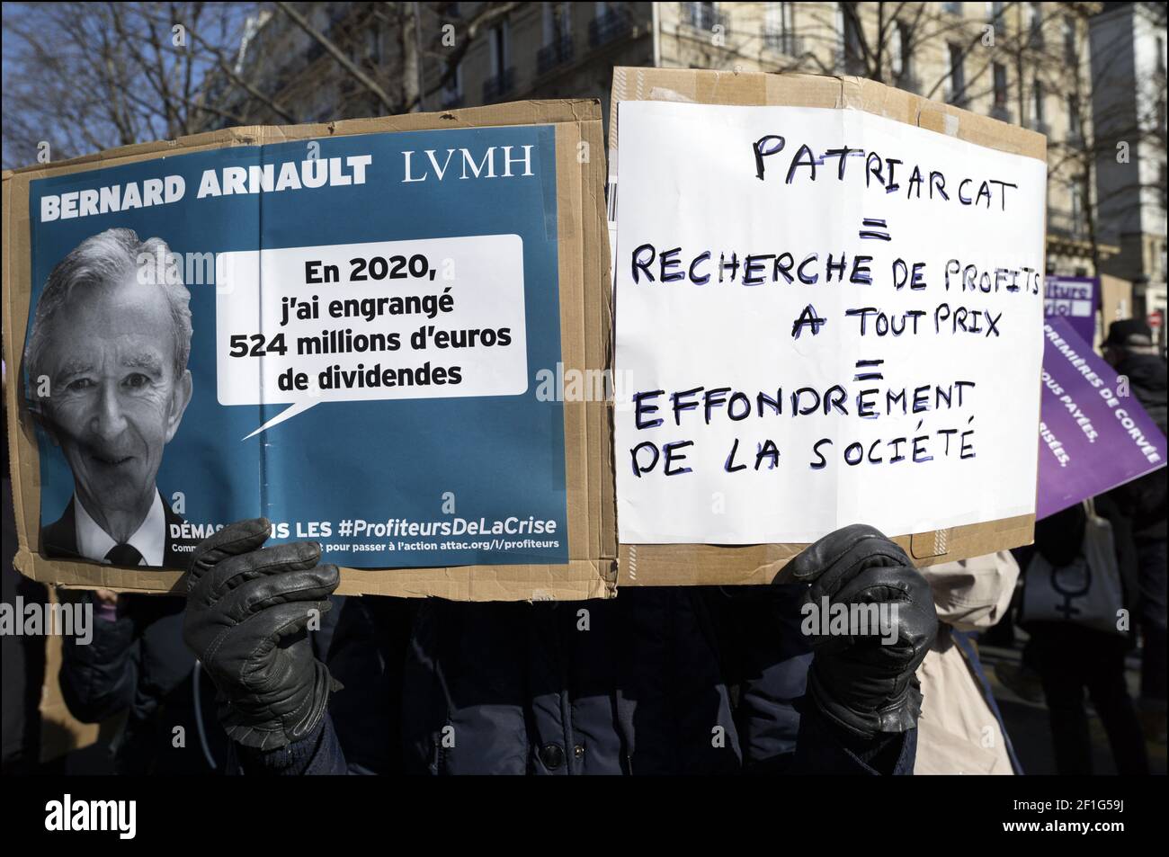 Les manifestants et les activistes défilont lors de la Journée internationale de la femme à Paris, France, le 08 mars 2021. La Journée internationale de la femme (JIF) est une journée mondiale qui célèbre les réalisations des femmes sur le plan social, économique, culturel et politique, ainsi qu'une invitation à tous les éléments de la société à accélérer l'égalité des sexes. Photo de Renaud Khanh/ABACAPRESS.COM Banque D'Images