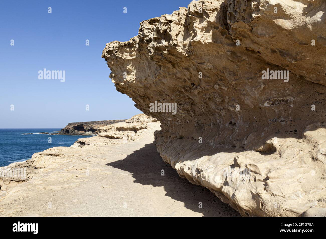 Des formations rocheuses ondulées à côté du sentier en haut de la falaise à Ajuy, Fuerteventura, îles Canaries Banque D'Images