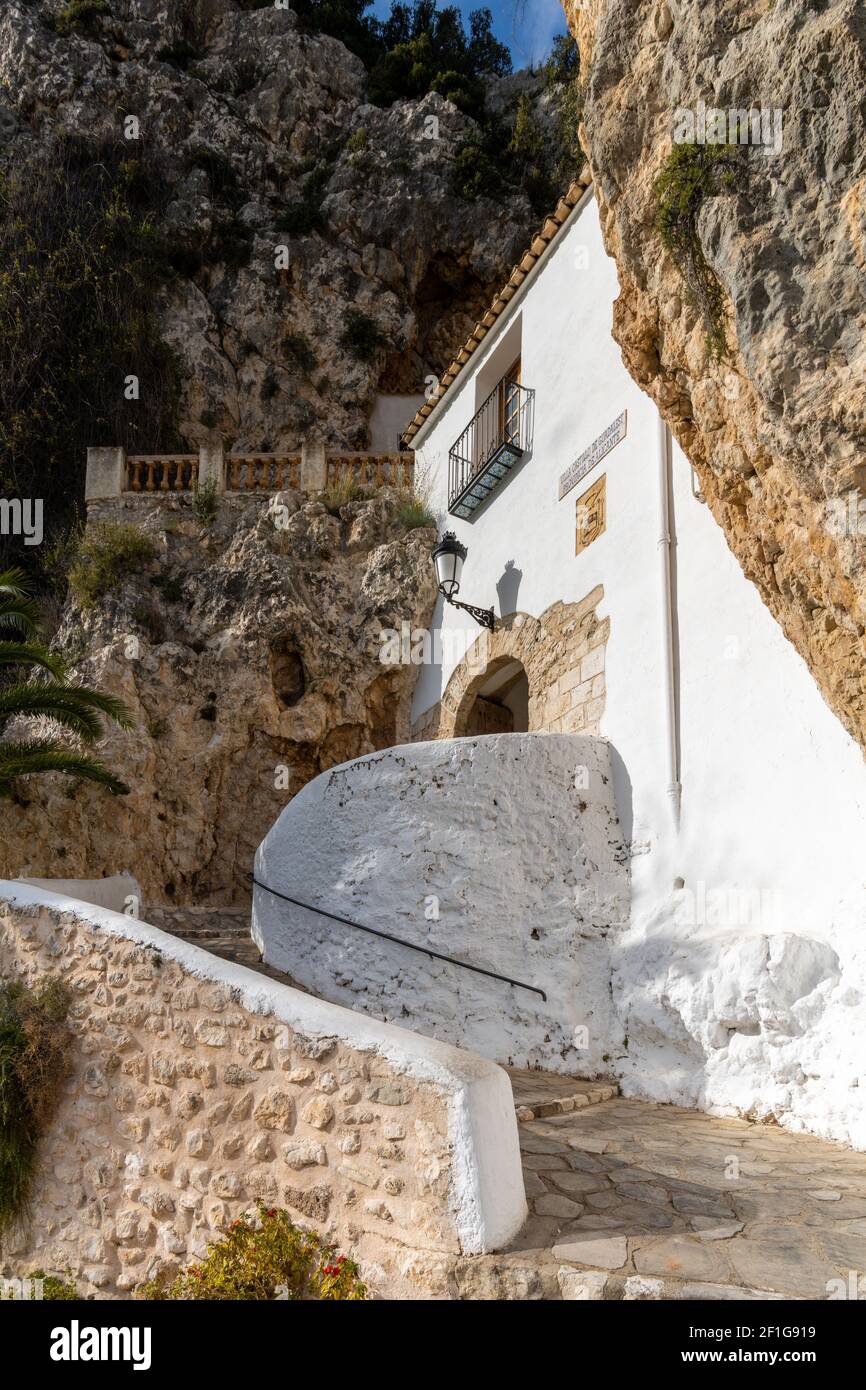 un chemin incurvé menant à la vieille porte de la ville de El Castell de Guadalest Banque D'Images