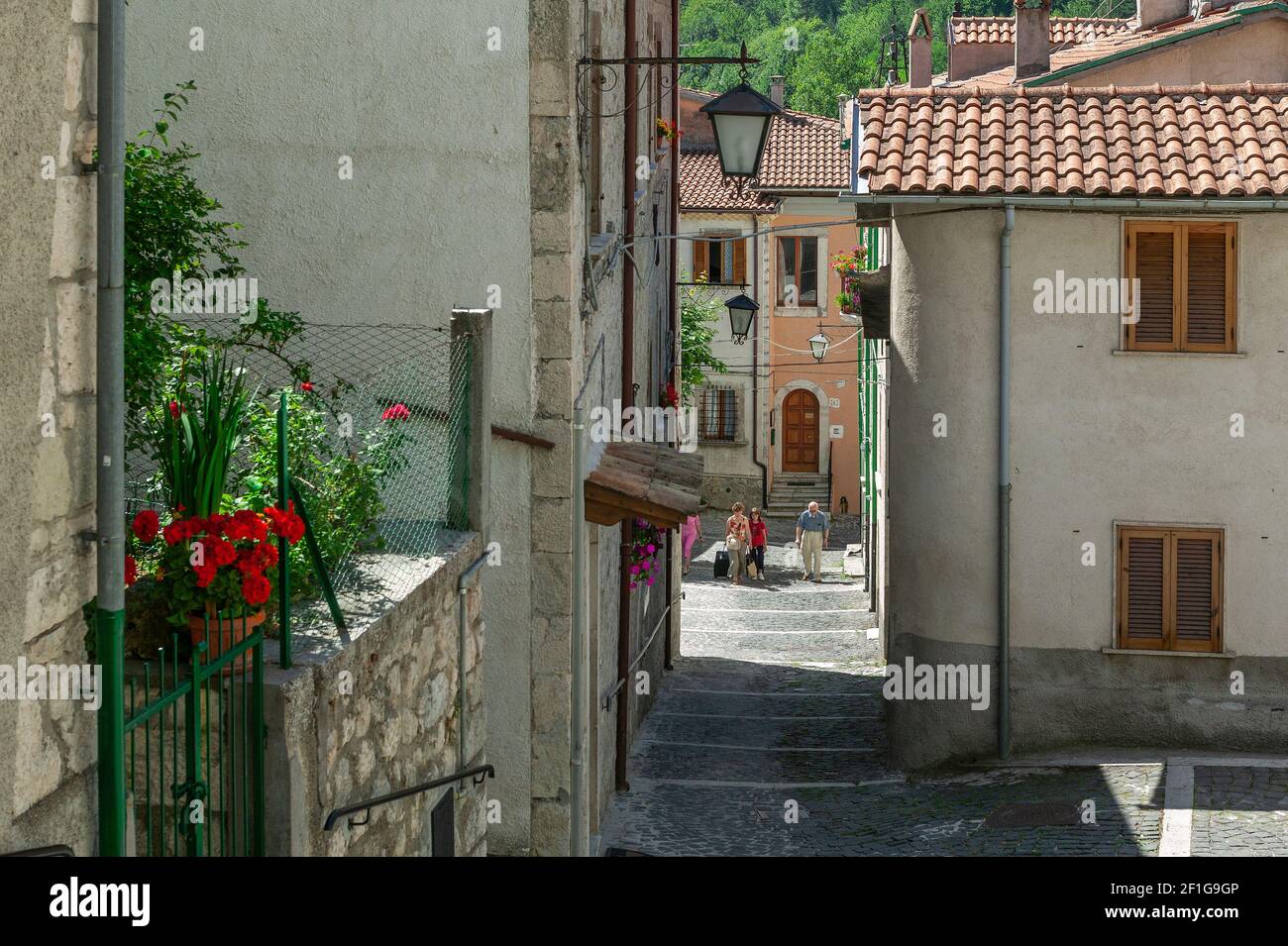 Le village médiéval de Villetta Barrea avec ses ruelles, ses rues en pierre et ses balcons fleuris. Province de l'Aquila, Abruzzes, Italie, europe Banque D'Images