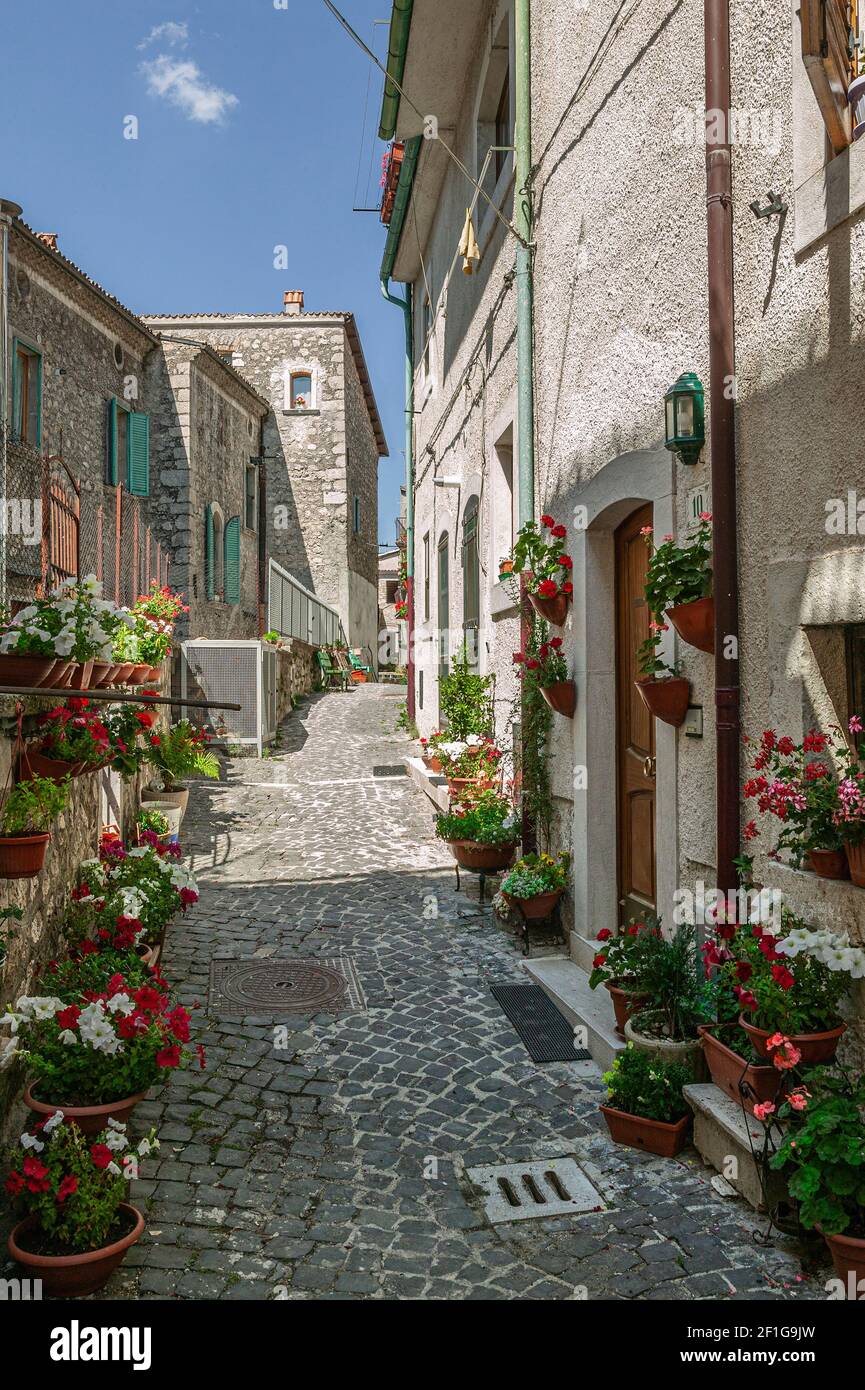 Le village médiéval de Villetta Barrea avec ses ruelles, ses rues en pierre et ses balcons fleuris. Province de l'Aquila, Abruzzes, Italie, europe Banque D'Images