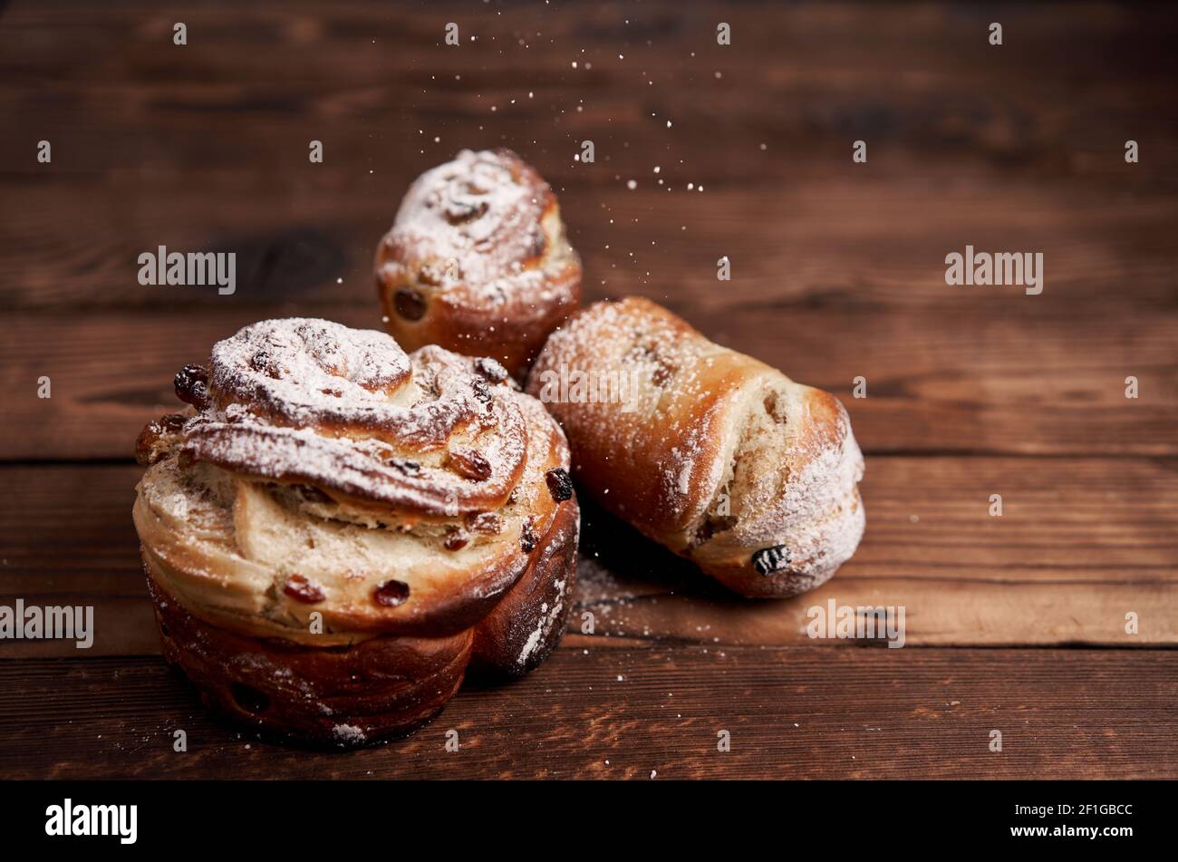 Le traditionnel kraffin à gâteau de pâques se dresse sur une table en bois sur fond sombre. Pain de vacances de printemps avec espace de copie Banque D'Images