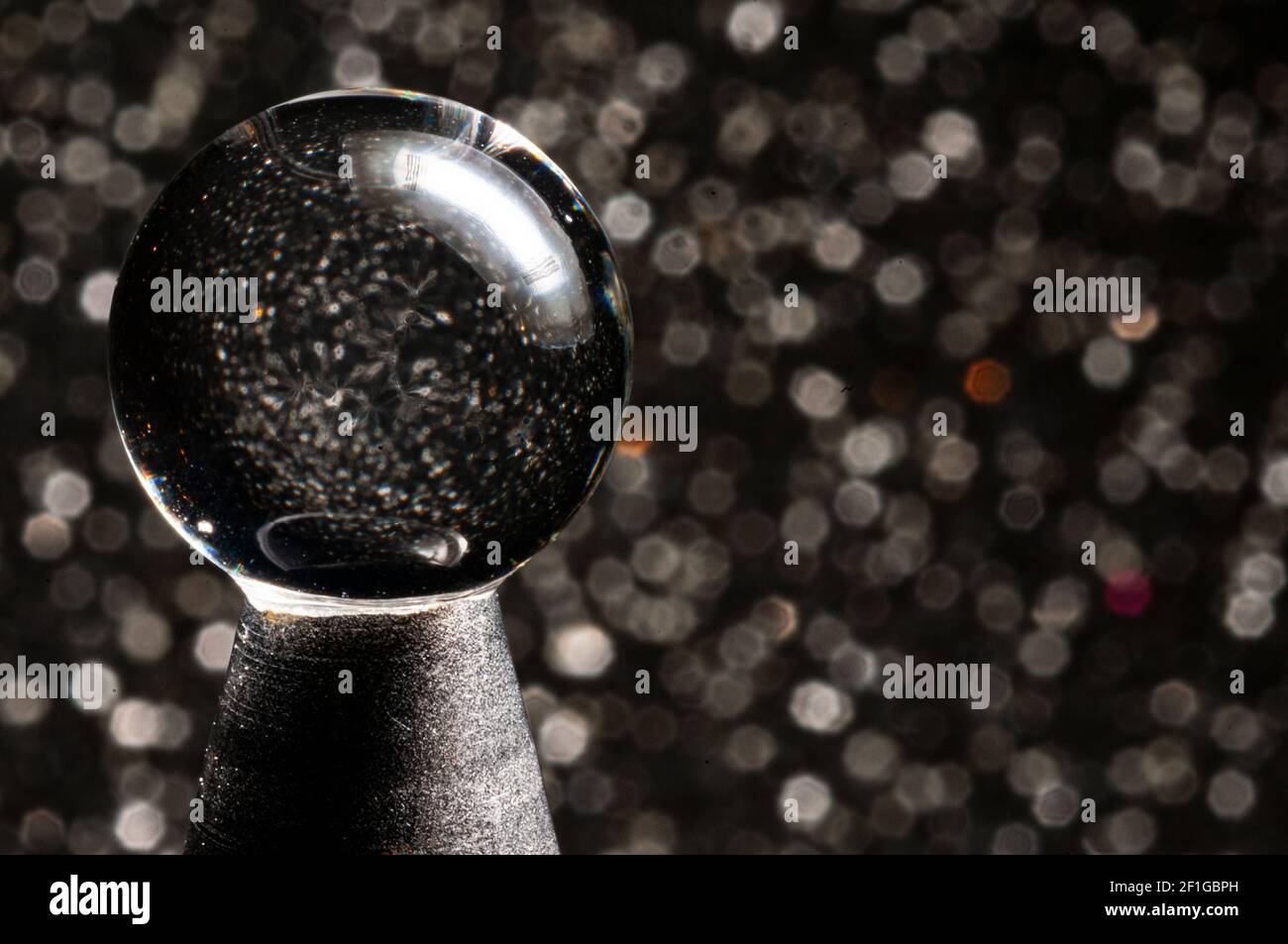 Vue rapprochée de la sphère magique en cristal sur fond gris foncé clair Banque D'Images