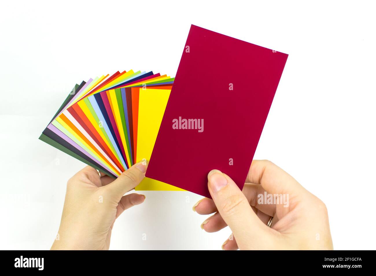 Palette de cartes de couleurs dans la main. Guide des échantillons de peinture. Banque D'Images