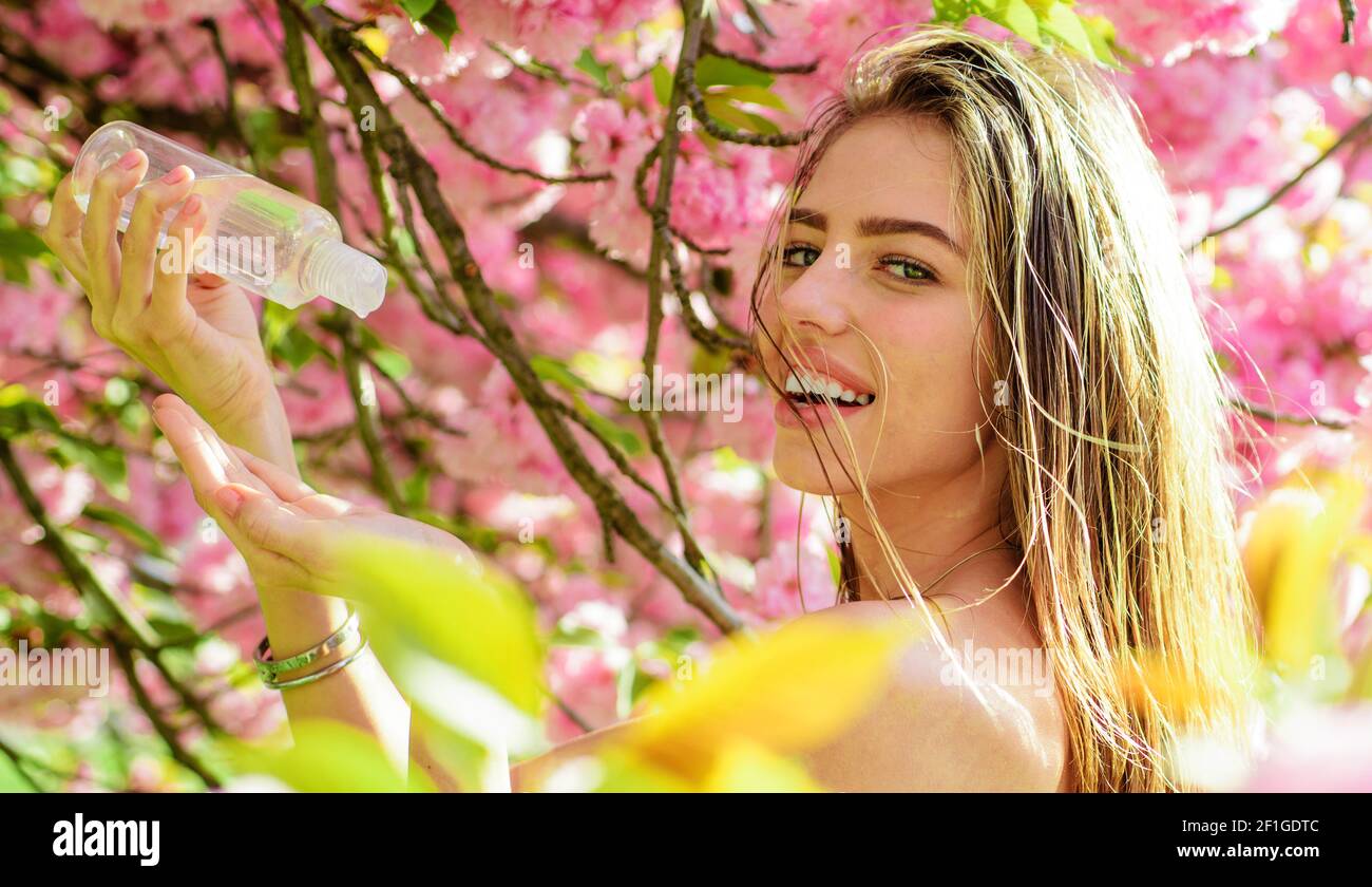 Beauté de la nature. Femme avec bouteille d'eau micellaire. Démaquillant. Peau saine. Cosmétiques. Soin de la peau. Banque D'Images