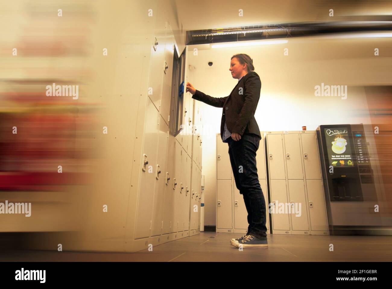 Ouvrier féminin ouvrant le casier Banque D'Images