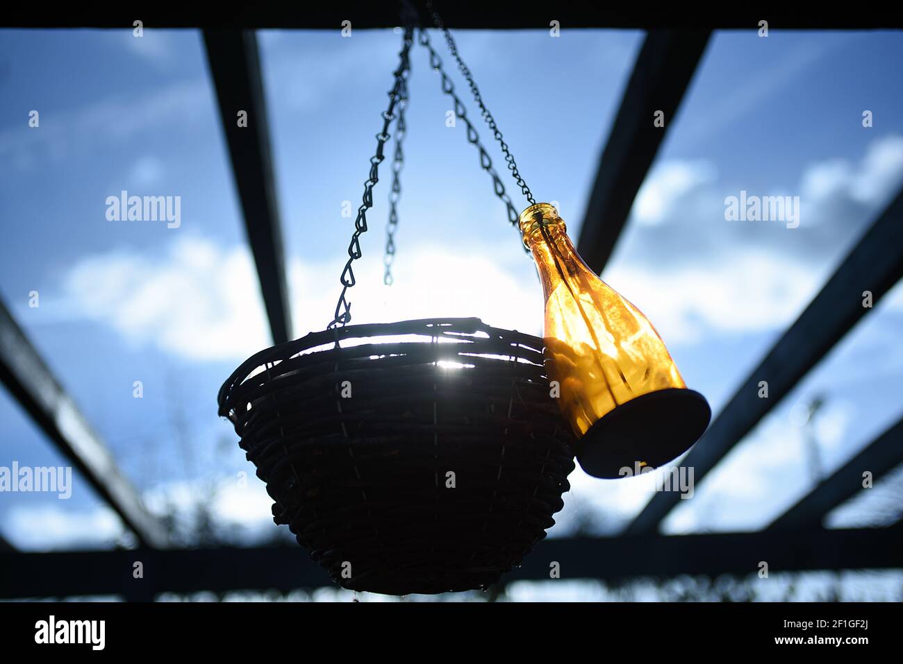 Pot en verre orange et panier suspendu Banque D'Images