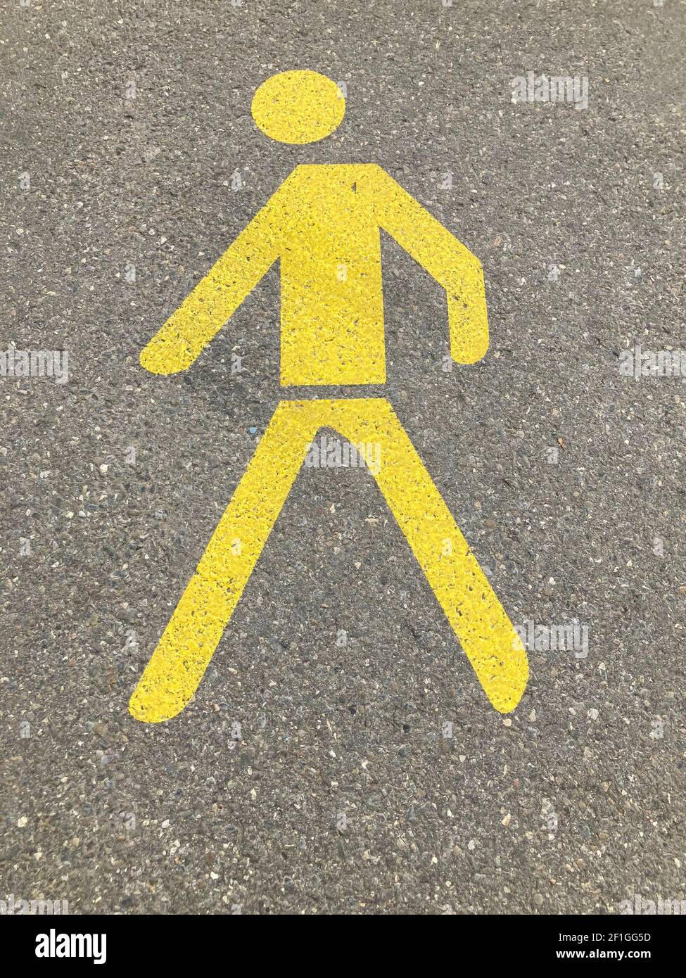 Panneau de passage pour piétons peint en jaune ou panneau de chemin sur l'asphalte En Suisse Banque D'Images