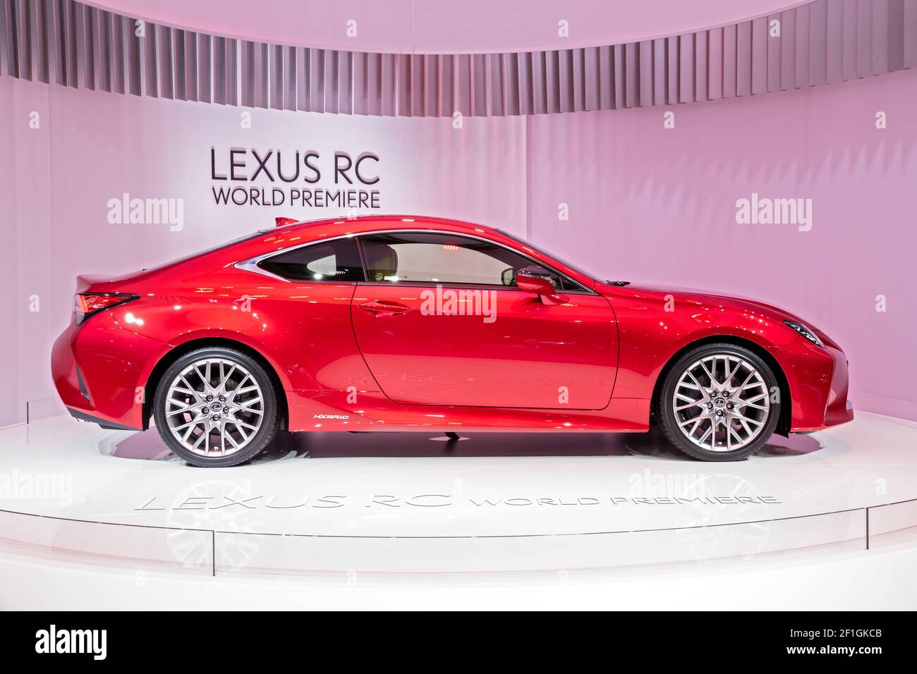 Lexus RC 300h voiture première mondiale au salon de l'automobile de Paris. France - 3 octobre 2018 Banque D'Images