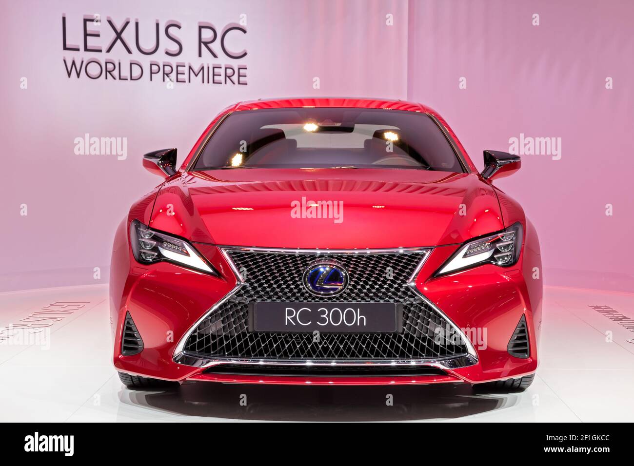 Lexus RC 300h voiture première mondiale au salon de l'automobile de Paris. France - 3 octobre 2018 Banque D'Images