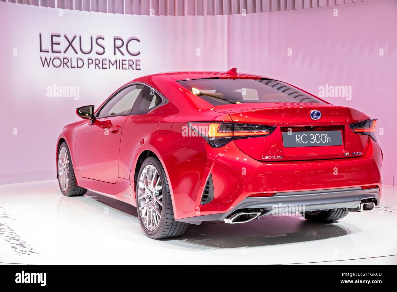 Lexus RC 300h voiture première mondiale au salon de l'automobile de Paris. France - 3 octobre 2018 Banque D'Images