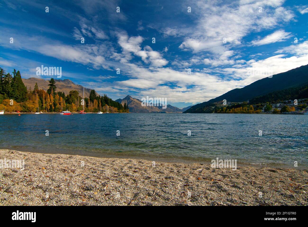 Queenstown Bay Beach avec vue sur Cecil et Walter Peaks, lac Wakatipu, Nouvelle-Zélande Banque D'Images