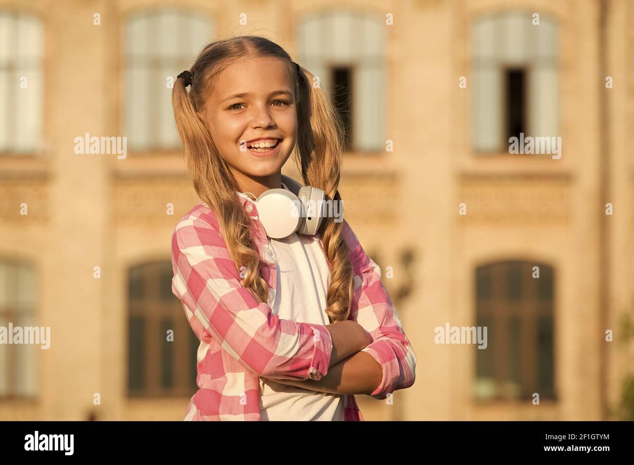 Gamin Dans Le Casque Bonheur De L Enfance Un Enfant Heureux D Humeur Ludique A Des Cheveux Blonds Coiffure Mignonne Et Elegante Loisirs Au Printemps Inspire Par La Chanson Preferee Petite Fille Ecoute De