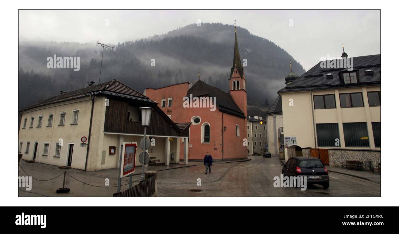 Rattenberg, la plus petite ville d'Autriche, vivant à l'ombre de la montagne Stadtberg, prévoit d'installer une banque de trente miroirs géants pour refléter le soleil d'hiver dans les rues.pic David Sandison 24-25/3/2005 Banque D'Images