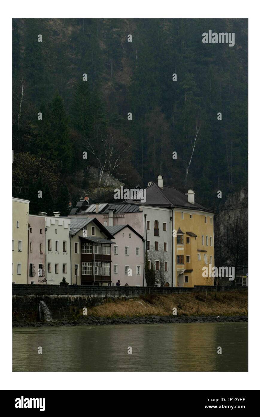 Rattenberg, la plus petite ville d'Autriche, vivant à l'ombre de la montagne Stadtberg, prévoit d'installer une banque de trente miroirs géants pour refléter le soleil d'hiver dans les rues.pic David Sandison 24-25/3/2005 Banque D'Images