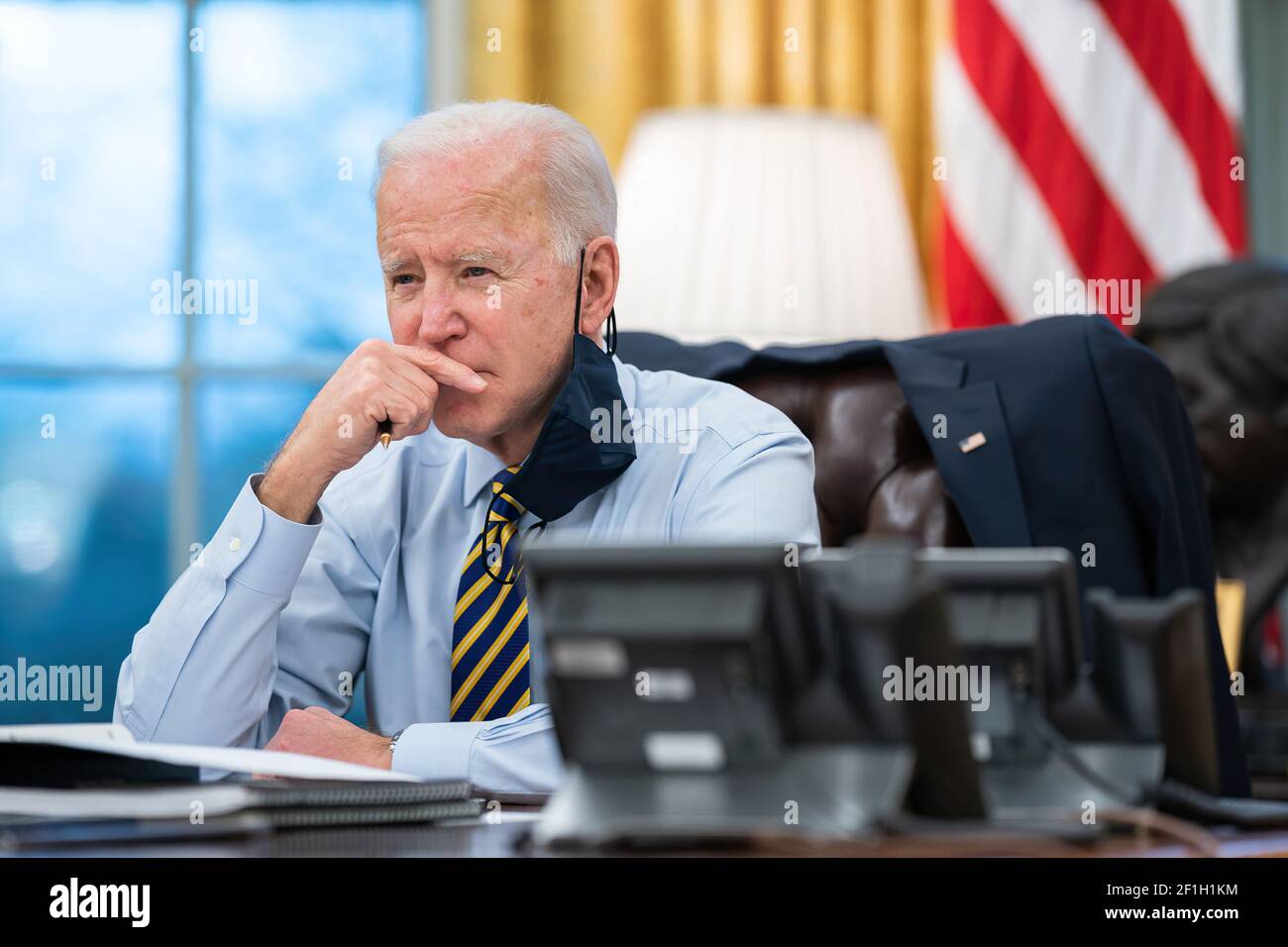 Le président Joe Biden est informé par Liz Sherwood Randall, Julie Rodriguez, et participe à une conférence téléphonique avec les gouverneurs touchés par la tempête de neige au milieu du pays dans le Bureau ovale, le 16 février 2021, à Washington. (Photo officielle de la Maison Blanche par Lawrence Jackson) Banque D'Images