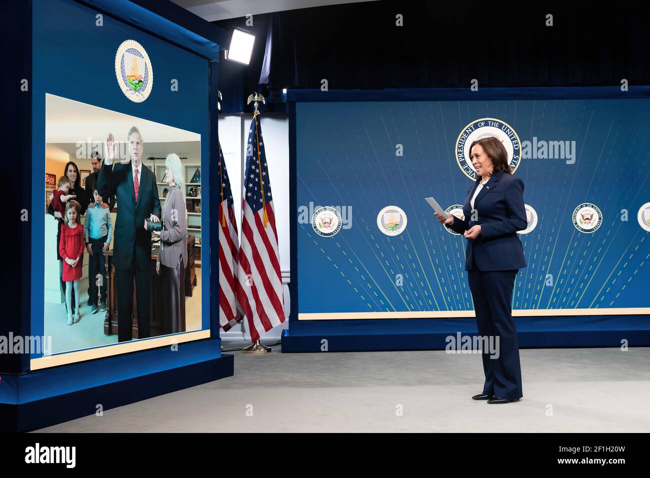 Le vice-président Kamala Harris se rapproche virtuellement de Tom Vilsack en tant que secrétaire à l'Agriculture le mercredi 24 février 2021, de l'Auditorium de la Cour du Sud, dans l'immeuble Eisenhower du Bureau exécutif de la Maison Blanche. (Photo officielle de la Maison Blanche par Lawrence Jackson) Banque D'Images