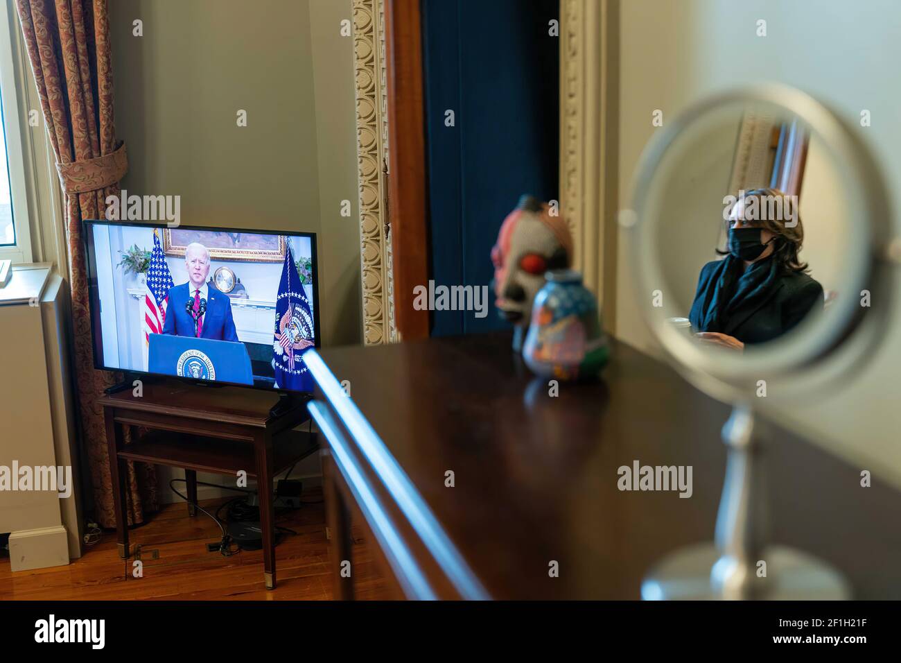 Le vice-président Kamala Harris observe le président Joe Biden lorsqu'il fait des remarques sur le plan de sauvetage américain, le samedi 27 février 2021, à partir de son bureau de l'immeuble Eisenhower de la Maison Blanche. (Photo officielle de la Maison Blanche par Lawrence Jackson) Banque D'Images