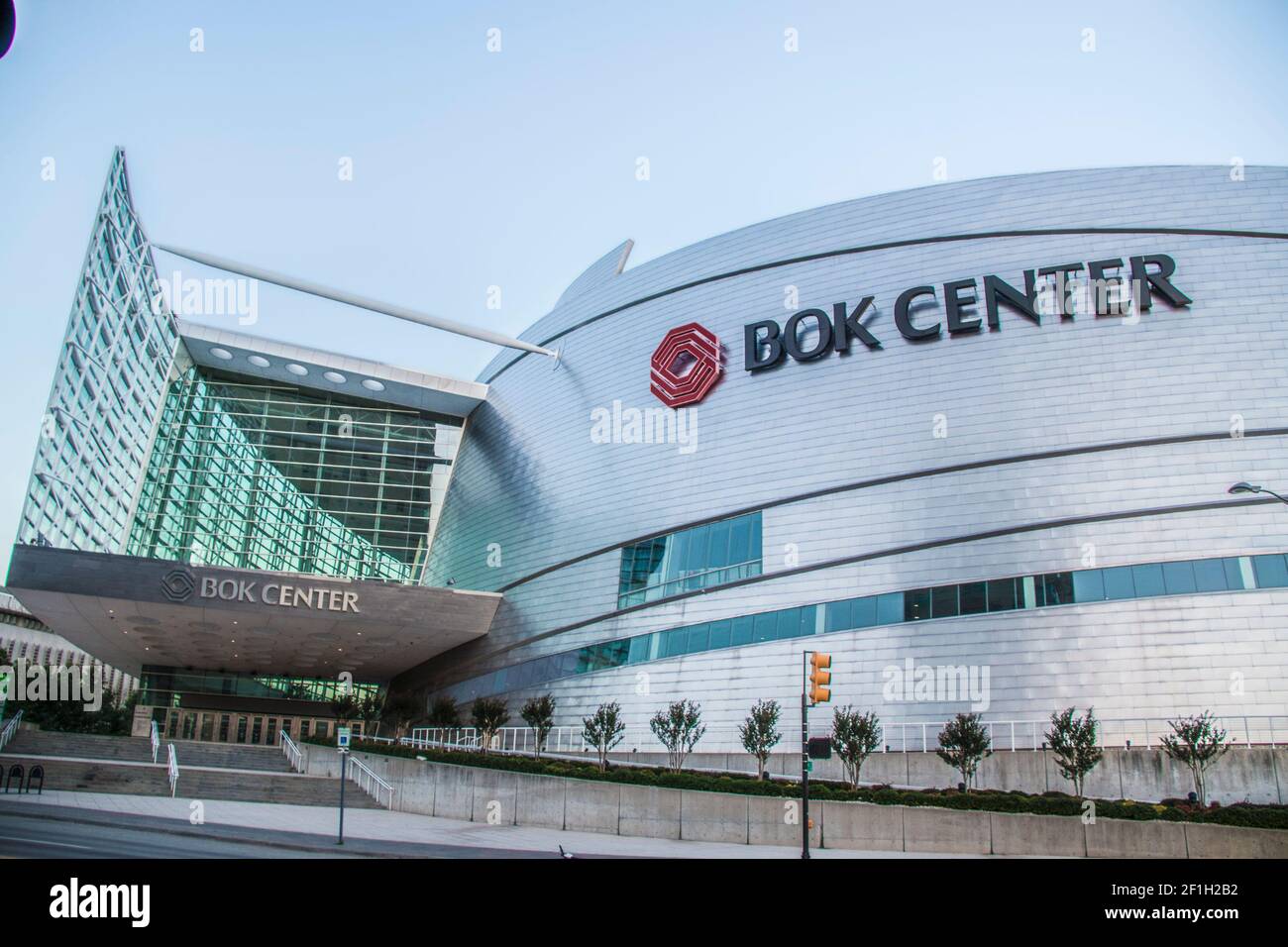 06013-2020 Tulsa USA BOK Center salle de sport et de divertissement enveloppez une façade ronde en verre et l'entrée Banque D'Images