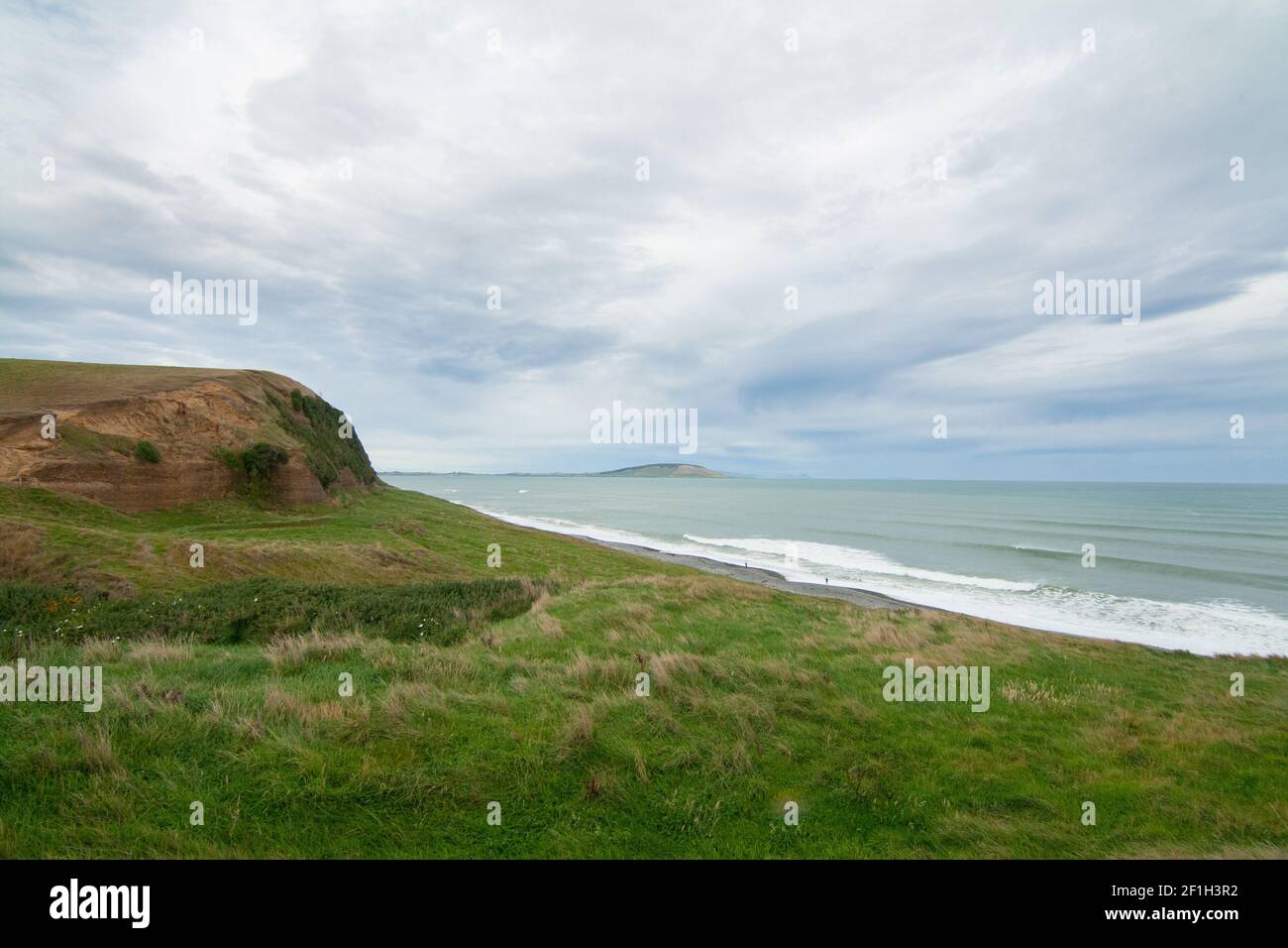 Green Cliffs à la plage de Gemstone dans la baie de te Waewae avec vue sur Pahia point à distance, Orepuki, les Catlins, Southland, Nouvelle-Zélande Banque D'Images