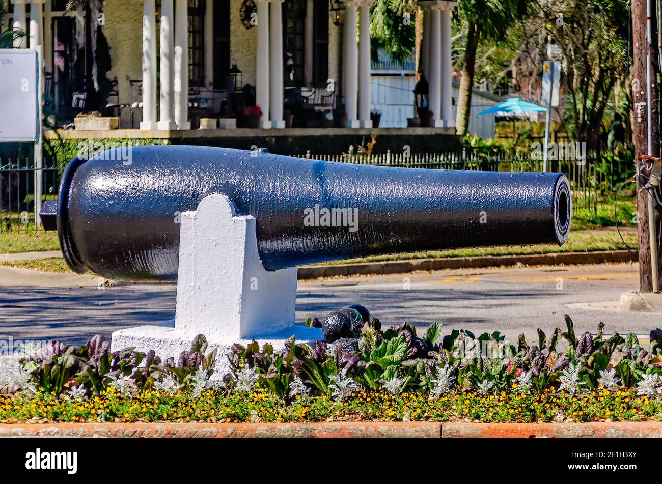 Un canon de la guerre de Sécession se trouve sur la rue Government, le 6 mars 2021, à Mobile, Alabama. Banque D'Images