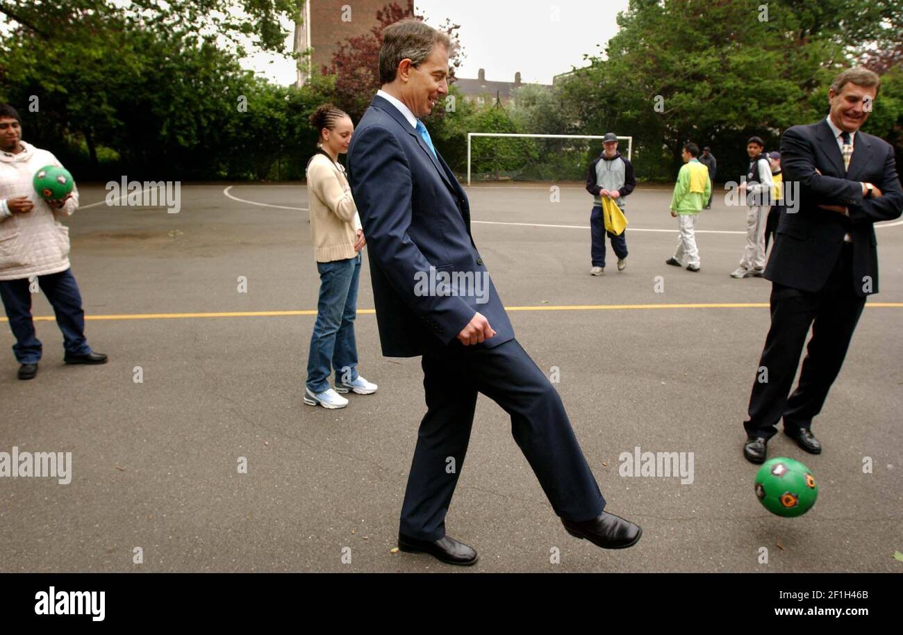 NPA POOL 2 TONY BLAIR ET TREVOR BROOKING DONNENT UN COUP DE PIED AVEC DES JEUNES SUR LE TERRAIN DE FOOTBALL DE NEWINGTON GARDENS À SE1. LE PREMIER MINISTRE LANÇAIT LE PROGRAMME D'INCLUSION DES JEUNES DU GOUVERNEMENT POUR ÉLOIGNER LES JEUNES DU CRIME DE RUE. 9/5/02 PILSTON Banque D'Images