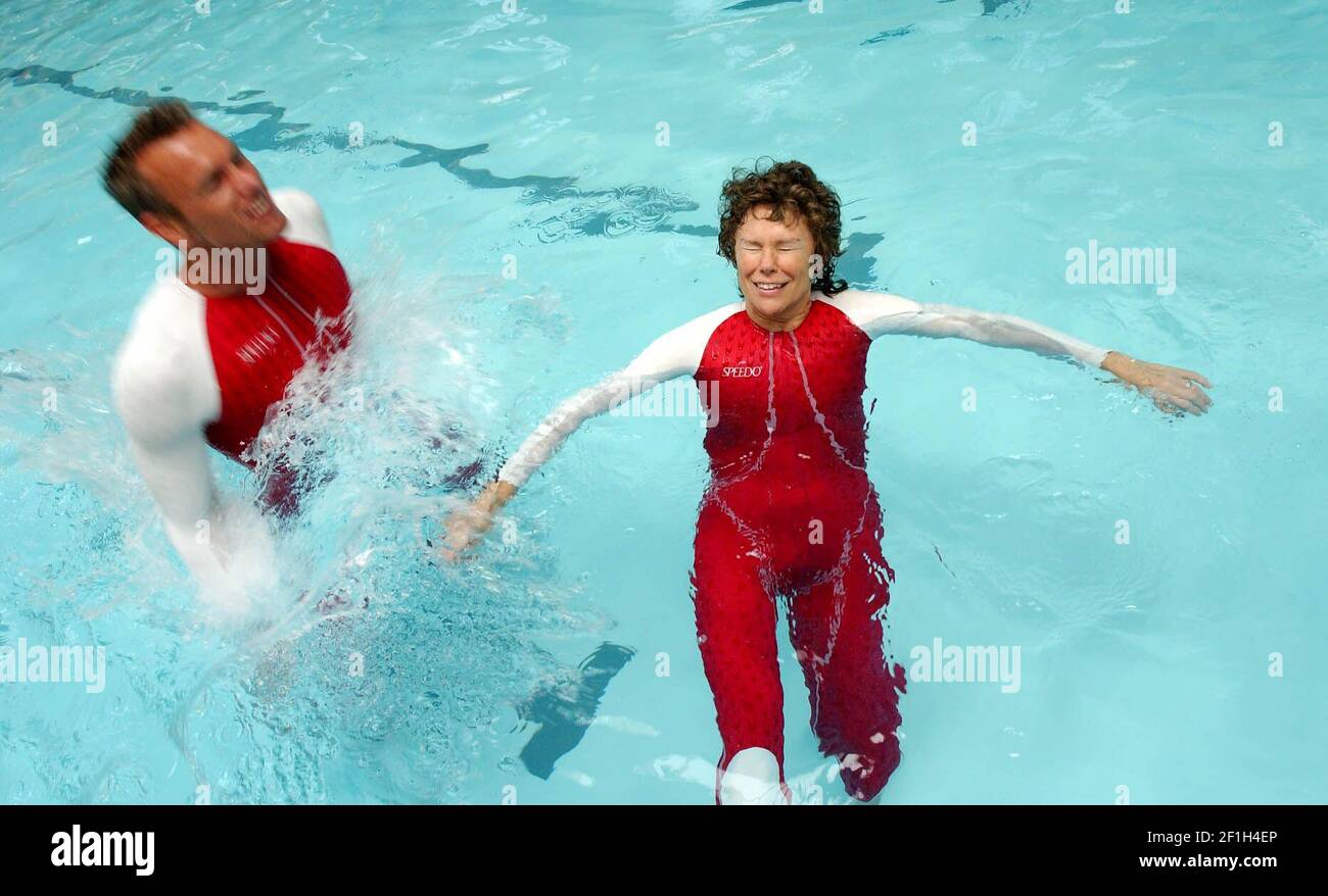 Mark Foster, actuellement détenteur du record mondial de natation Dive bombes MP Kate Hoey, à Londres aujourd'hui pour marquer le lancement de la nouvelle combinaison Speedo Commonwealth Fastskin.19 juin 2002 photo Andy Paradise Banque D'Images
