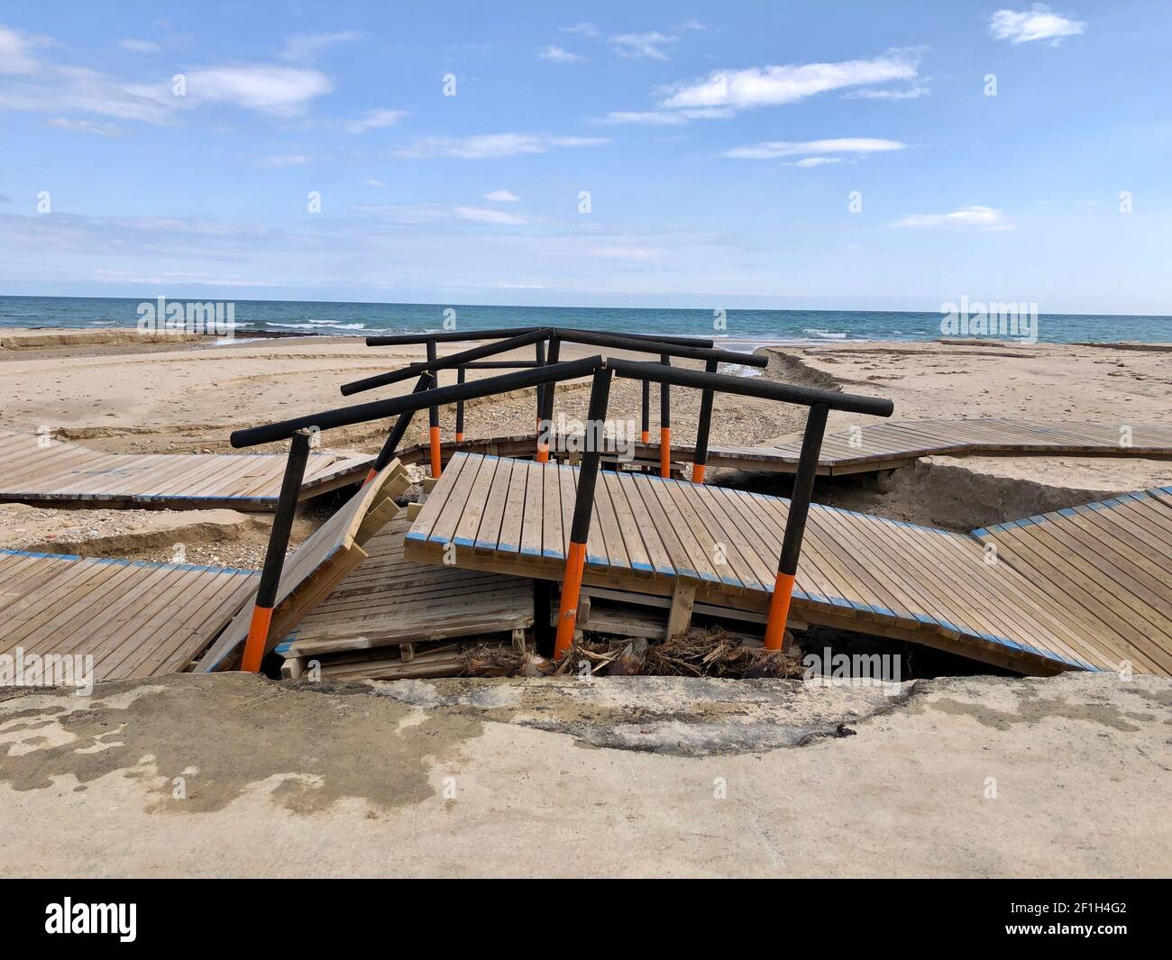 Alicante, Espagne - 8 mars 2021 : promenade en bois détruite en bord de mer après un mauvais temps avec de fortes pluies et tempête sur la plage de Campoamor, Orihiela Costa Banque D'Images