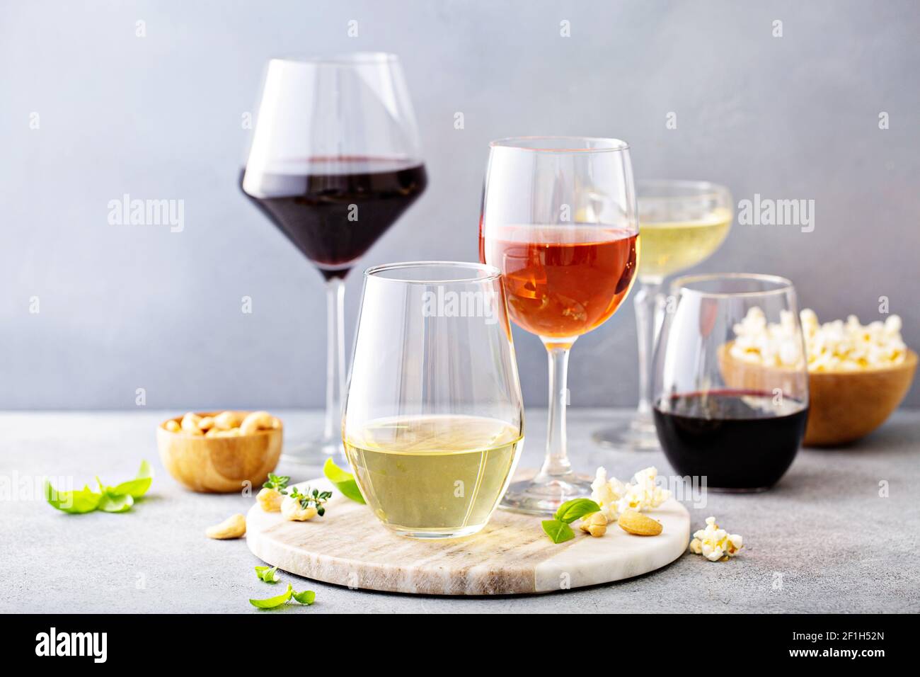 Vin rouge, blanc et rose dans différents verres Banque D'Images