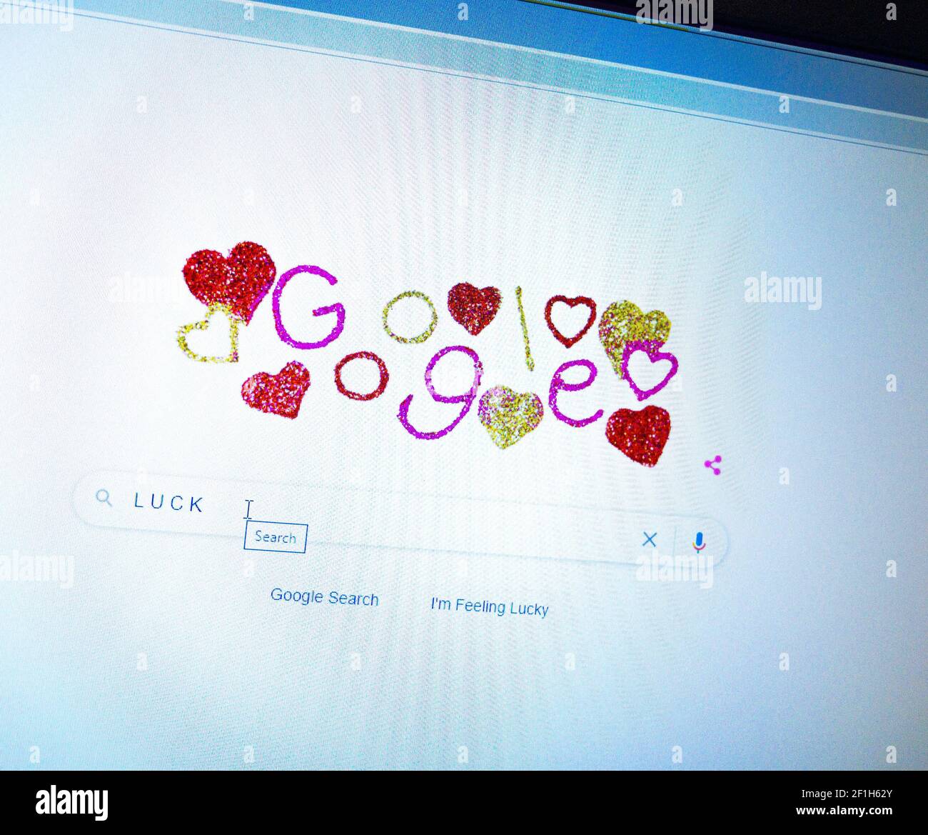 15 février 2021: L'écran avec une page d'accueil animée de style Saint- Valentin du moteur de recherche Google Chrome Photo Stock - Alamy
