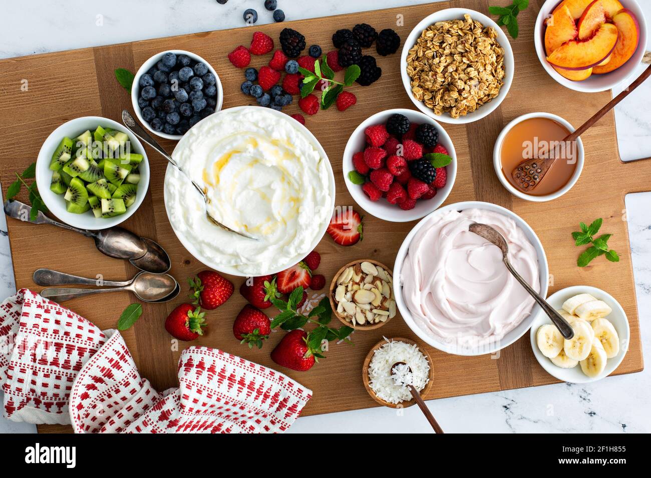Assiette à yaourt, grande planche avec différentes garnitures Banque D'Images