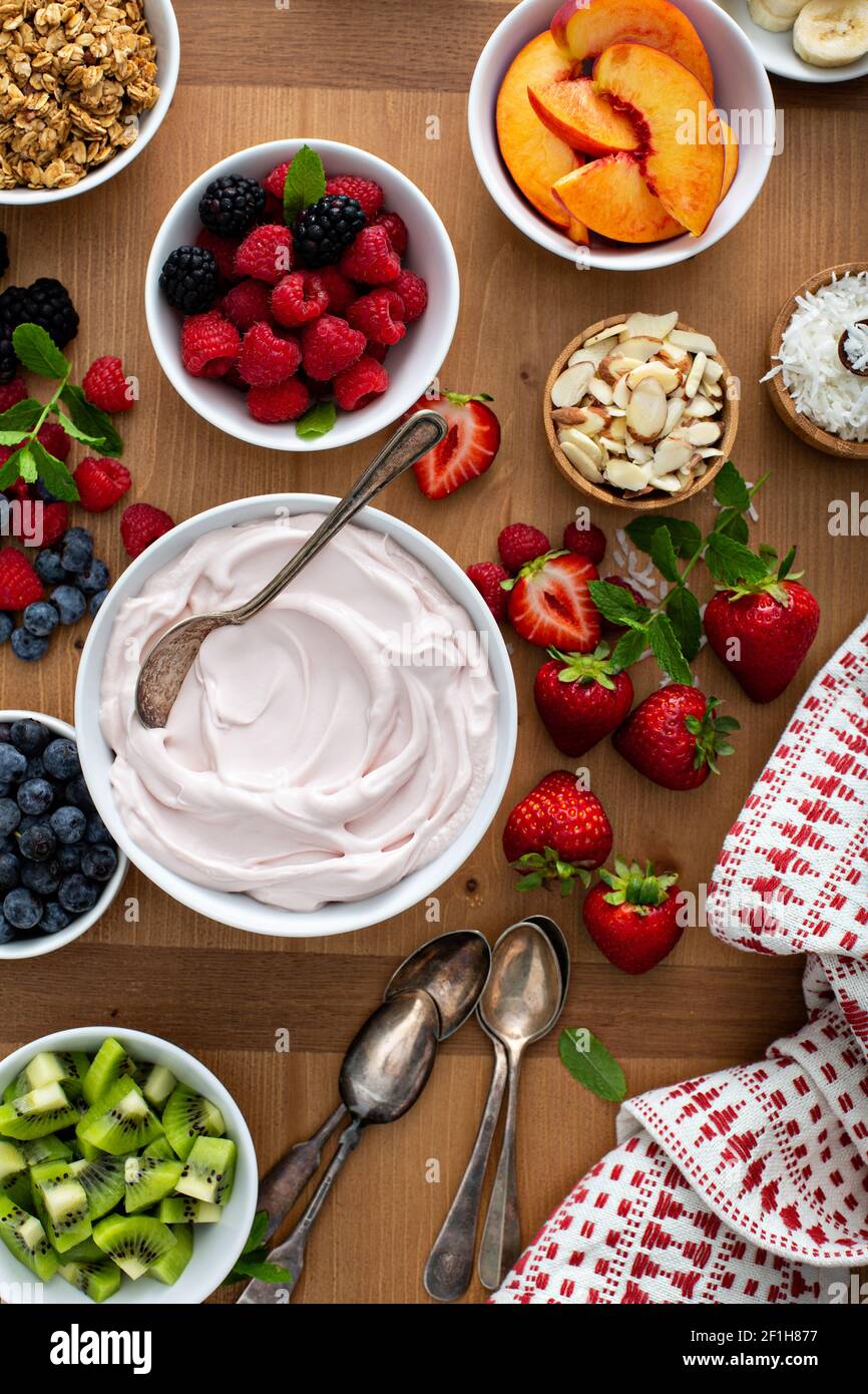 Assiette à yaourt, grande planche avec différentes garnitures Banque D'Images