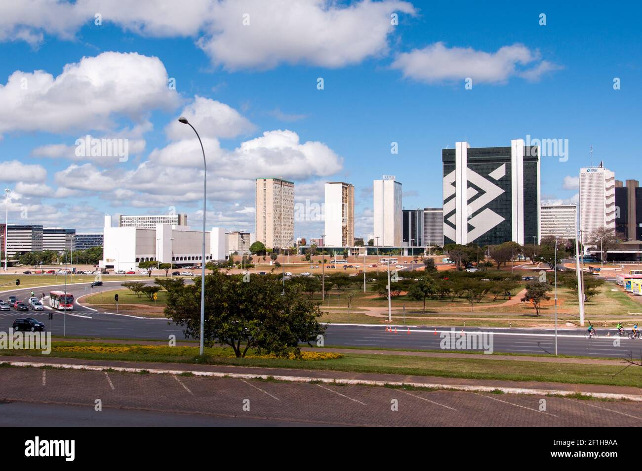BRASILIA, BRÉSIL - JUIN 6. 2015: Bâtiments du secteur bancaire du Sud. Tous les bâtiments du complexe sont propres par les banques nationales du Brésil. Banque D'Images