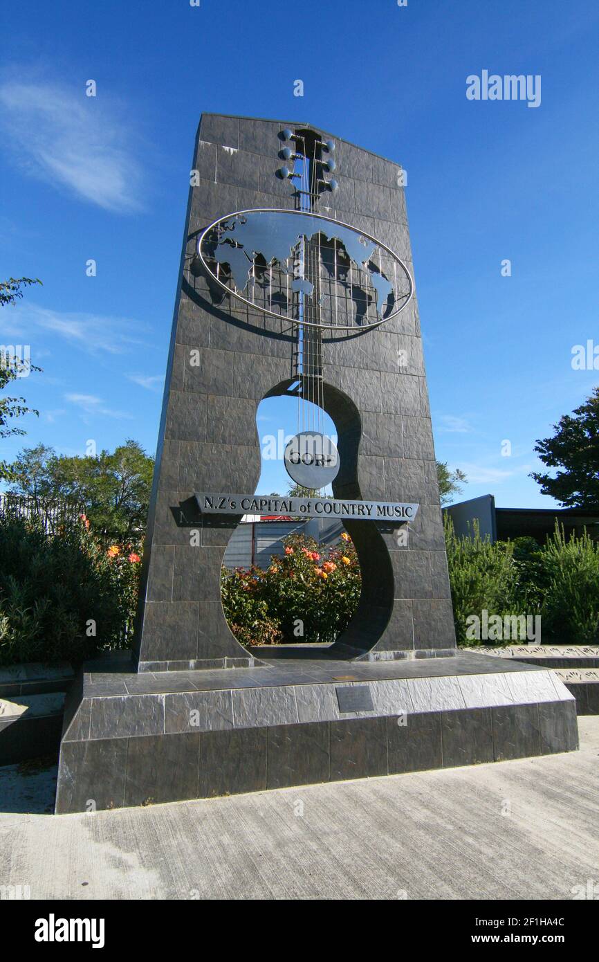 Statue de guitare géante monument à Gore, « capitale de la musique country de Nouvelle-Zélande », Île du Sud, Nouvelle-Zélande Banque D'Images