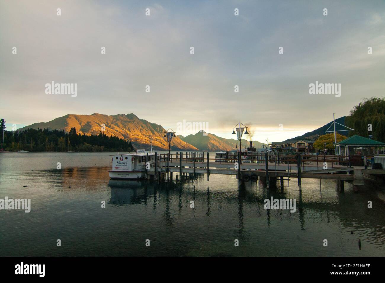Queenstown Wharf and Harbour View of Lake Wakatipu and Mountain Peaks at Sunset Lights on the background, New Zealand, South Island Banque D'Images