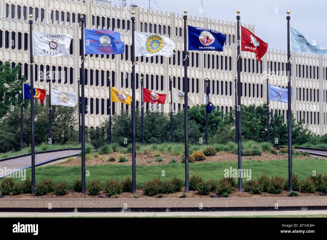Oklahoma City, Oklahoma, États-Unis. Drapeaux tribaux indiens d'Oklahoma. « The Meeting place », où tous les gens peuvent se rencontrer pour honorer nos autochtones américains. Banque D'Images