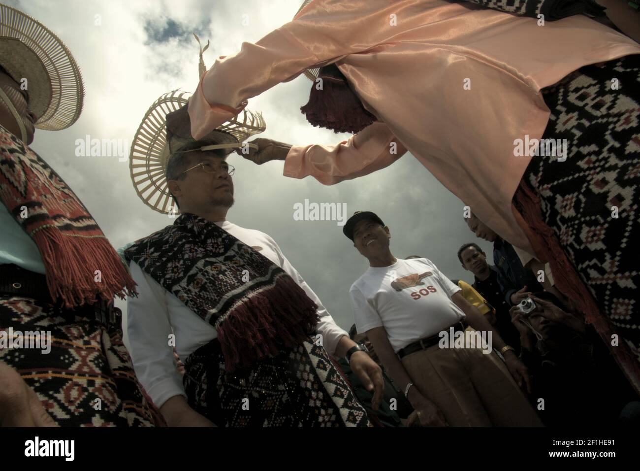 Le ministre indonésien des forêts, Mme Kaban, reçoit un chapeau traditionnel de l'île de Rote appelé TI'i langga, lors d'un événement cérémonial pour libérer les tortues endémiques à col serpent (Chelodina mccordi) dans son habitat convenable à l'île de Rote, à Nusa Tenggara est, en Indonésie. Banque D'Images