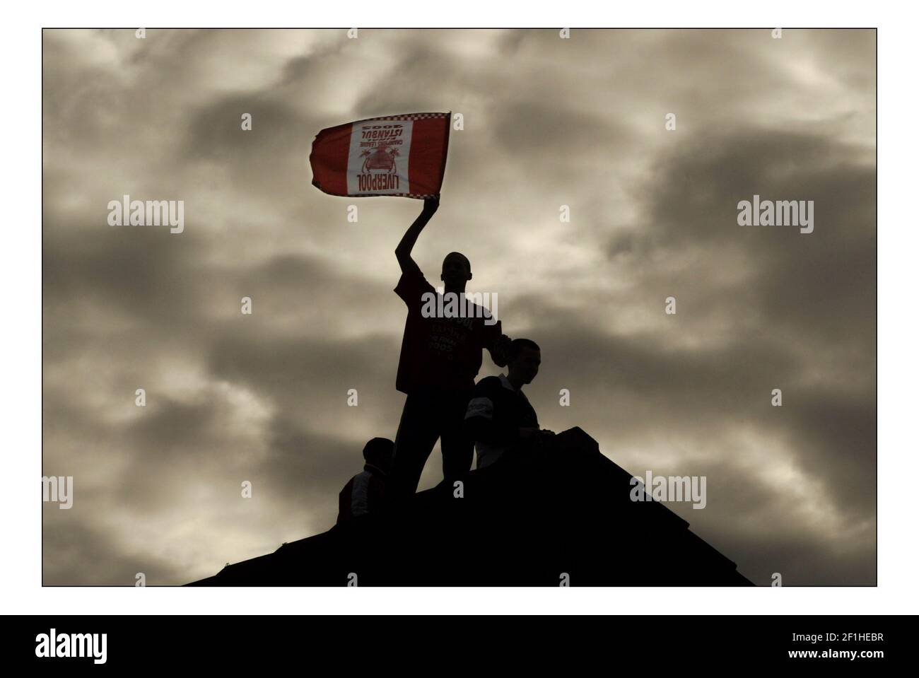 Steven Gerard dirige son équipe de la coupe d'Europe de Liverpool dans les célébrations À l'extérieur d'Anfieldpic David Sandison 26/5/2005 Banque D'Images