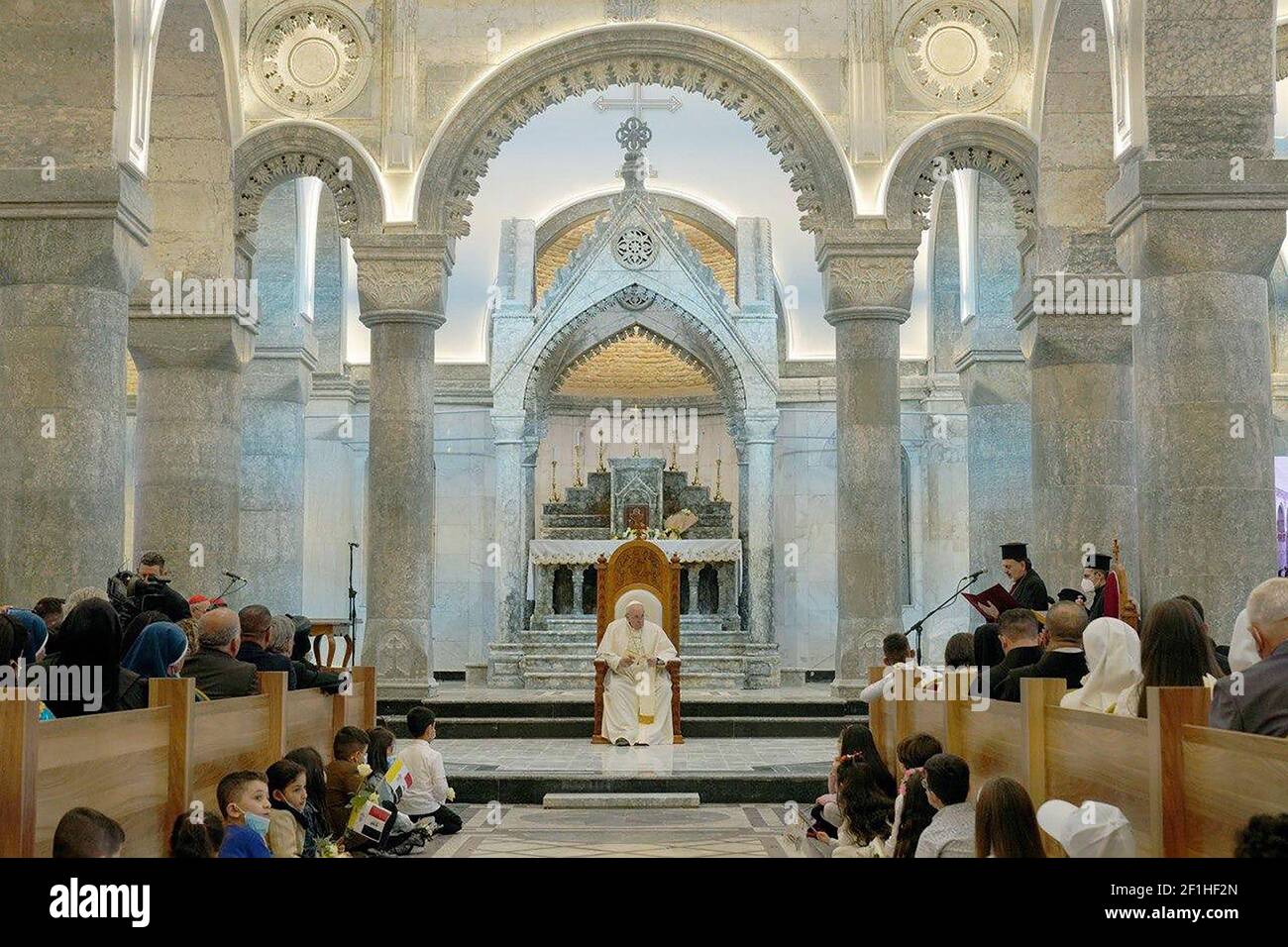 Mossoul, Irak. 08 mars 2021. Le pape François parle à l'Église syriaque catholique de l'Immaculée conception (al-Tahira-l-Kubra), dans la ville majoritairement chrétienne de Qaraqosh (Baghdeda), dans la province de Ninive, à environ 30 kilomètres de Mossoul, Irak, le dimanche 7 mars 2021. Photo du bureau de presse du Premier ministre irakien/UPI crédit: UPI/Alay Live News Banque D'Images