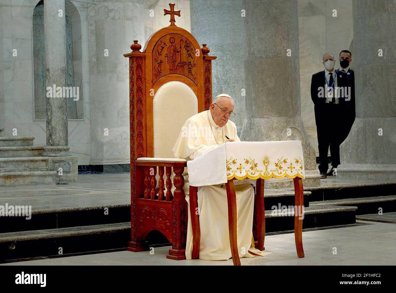 Mossoul, Irak. 08 mars 2021. Le pape François parle à l'Église syriaque catholique de l'Immaculée conception (al-Tahira-l-Kubra), dans la ville majoritairement chrétienne de Qaraqosh (Baghdeda), dans la province de Ninive, à environ 30 kilomètres de Mossoul, Irak, le dimanche 7 mars 2021. Photo du bureau de presse du Premier ministre irakien/UPI crédit: UPI/Alay Live News Banque D'Images