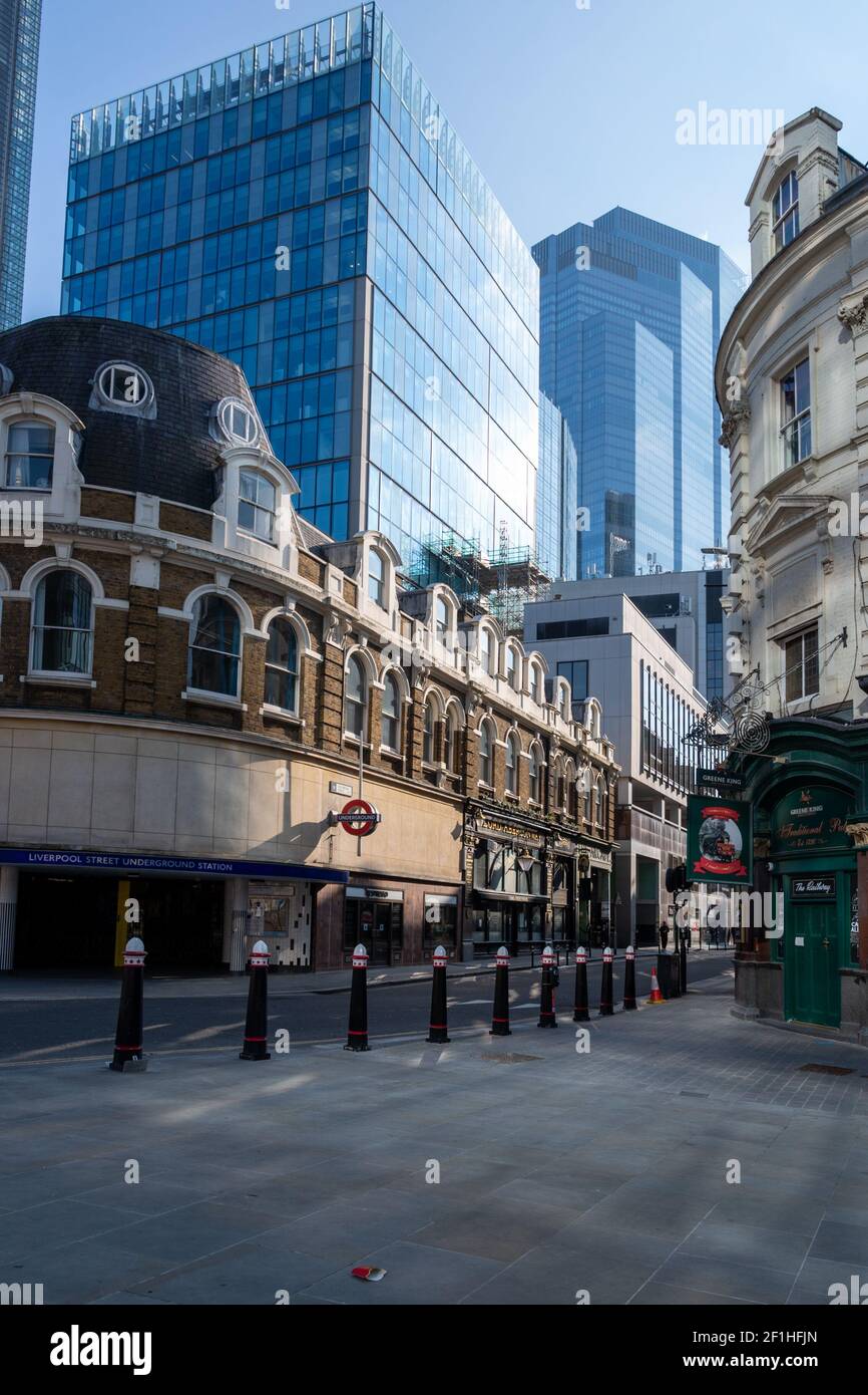 Verrouillage Covid 2021. Rues désertes autour de la station de métro Liverpool Street. Banque D'Images