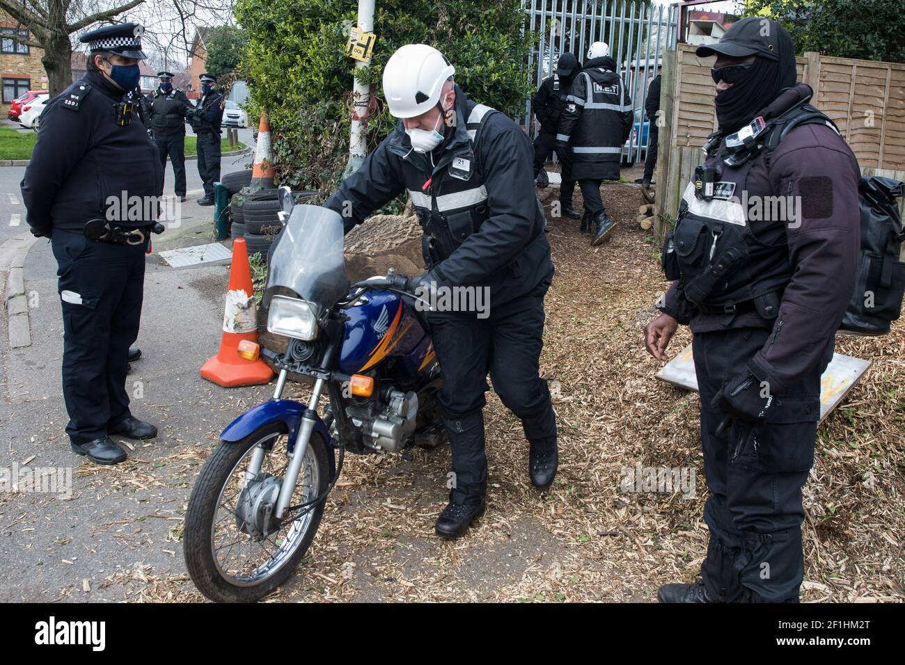 Sipson, Royaume-Uni. 8 mars 2021. Les huissiers de l'équipe nationale d'expulsion (NET), modéré par la police métropolitaine, expulsent les résidents de la section restante d'un jardin écocommunautaire hors réseau squatté connu sous le nom de Grow Heathrow. Grow Heathrow a été fondé en 2010 sur un site auparavant abandonné à proximité de l'aéroport d'Heathrow pour protester contre les plans du gouvernement pour une troisième piste et a depuis apporté une contribution éducative et spirituelle significative à la vie dans les villages d'Heathrow qui sont menacés par l'expansion de l'aéroport. Crédit : Mark Kerrison/Alamy Live News Banque D'Images