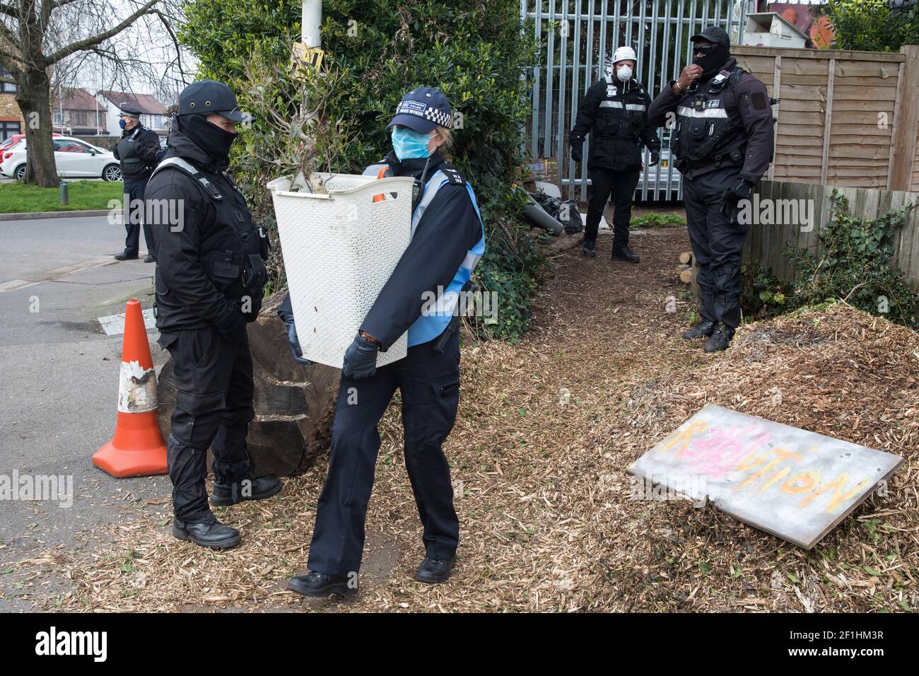 Sipson, Royaume-Uni. 8 mars 2021. Les huissiers de l'équipe nationale d'expulsion (NET), modéré par la police métropolitaine, expulsent les résidents de la section restante d'un jardin écocommunautaire hors réseau squatté connu sous le nom de Grow Heathrow. Grow Heathrow a été fondé en 2010 sur un site auparavant abandonné à proximité de l'aéroport d'Heathrow pour protester contre les plans du gouvernement pour une troisième piste et a depuis apporté une contribution éducative et spirituelle significative à la vie dans les villages d'Heathrow qui sont menacés par l'expansion de l'aéroport. Crédit : Mark Kerrison/Alamy Live News Banque D'Images