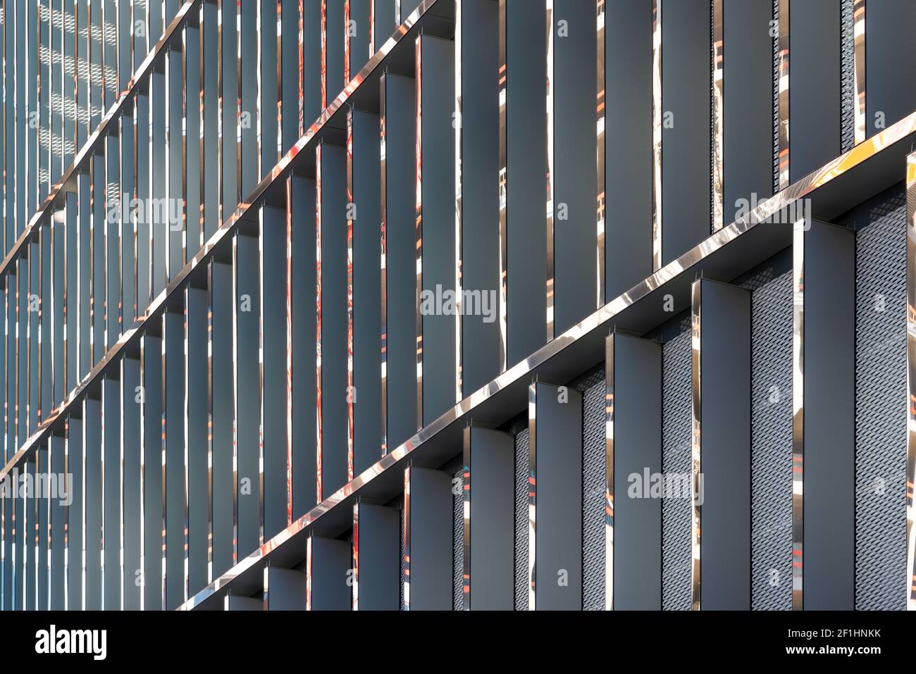 Face au bâtiment avec une façade ventilée. Façades en aluminium. Façades modernes de bâtiments de grande hauteur. Banque D'Images