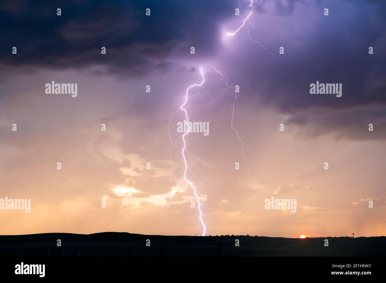 Un coup d'éclair dans un orage au coucher du soleil près de Springview, Nebraska Banque D'Images